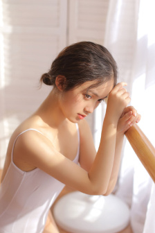 密桃裤美女图片